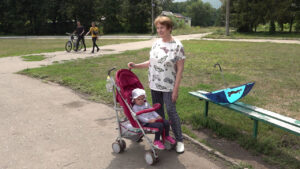Діти вважали маму схибленою, коли вона у свої 50 сказала, що чекає на поповнення. Вони і не підозрювали, як важко їй було