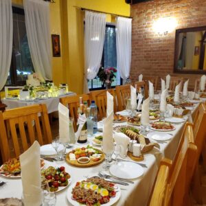 Невістка запросила нас на свій ювілей в ресторан. Настрій зіпсувався, коли ми побачили святковий стіл