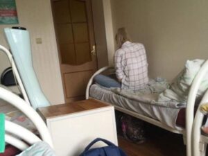– Купи фруктів, цукерок, води! Зі мною тут дівчина! Її вже п’ятий день ніхто не навідує – просила я чоловіка