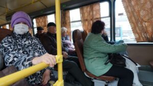 У автобусі розгорілась дискусія. Люди вважали, що підтримали стареньку, та насправді їй допоміг лише один юнак