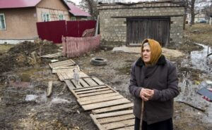 -Ти з нею не спілкуйся, вона чорну магію знає, – радили Валі сусіди. Але дівчина знала, яка та бабуся насправді