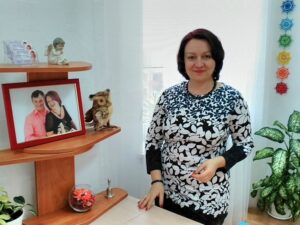 – Я ніколи нікому цього не розповідала, і Віктор теж не знає – сказала свекруха. Валя після такої розповіді довго плакала