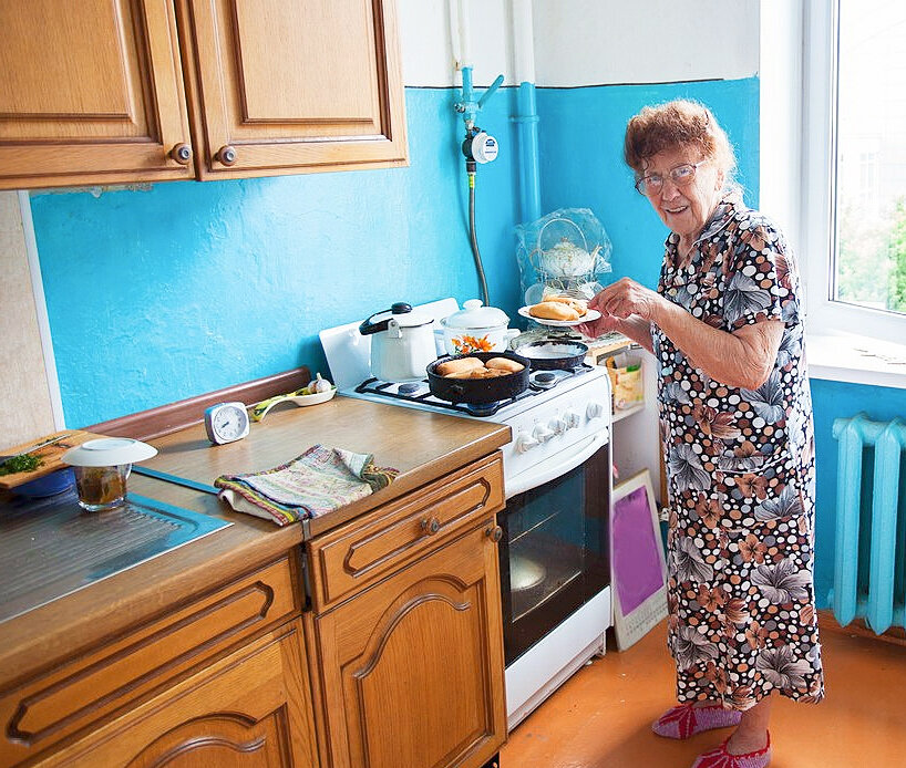 Не хочу жить в квартире свекрови. Пожилая женщина на кухне. Бабушка на кухне. Пенсионерка на кухне. Бабушкины кухни старые.