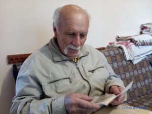 – Кому ти все життя гроші під носа сунув з тим і домовляйся! А до себе я тебе не впущу! – сказала дочка до батька