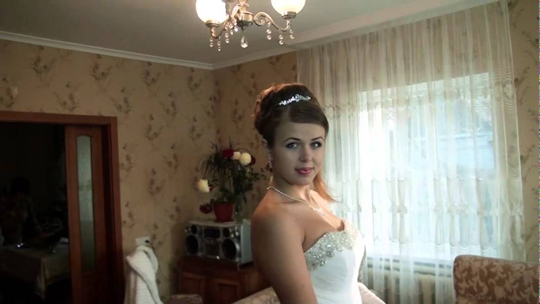 Брошенная невеста. Кошачье свадебное платье. Грустная невеста. Невеста одевается фотосессия. Дома ждет невеста.