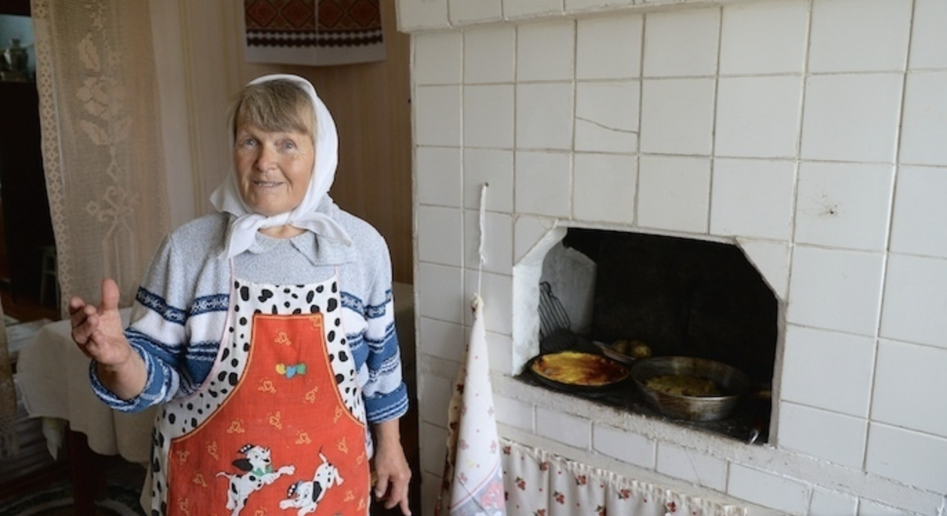 Домашние бабушкины. Фартук бабка. Бабуля в фартуке. Старуха в фартуке. Фартук для бабушки.