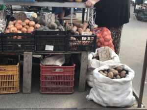 У магазині, добре одягнений чоловік звернувся до мене: «Дівчино, я 4-ри доби без їжі, купіть мені картоплі»