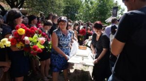 Моє серце відчувало, що відпускати чоловіка рано, тож я попросила ще раз відчинити гріб