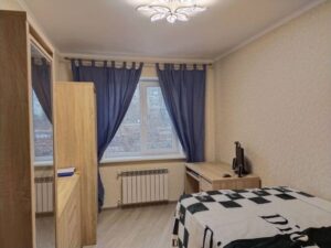 В Олі занедужала мачуха. Жінка вирішила відвідати її. Побачивши Олю, Марія Миколаївна взяла її за руку, вклала їй щось у долоню і тихо сказала: – Доню. Нахились до мене ближче, я хочу тобі дещо сказати. Оля нахилилася до її губ. Марія Миколаївна щось прошепотіла. Раптом, Оля вскочила з місця, обернулася спиною до Марії Миколаївни, відкрила долоню…і ахнула. – Навіщо це мені?
