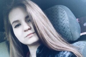 Тільки сяду до столу, то вона на мене вовком дивиться. Мені кусок в горло не йшов. То я потім їсти у них відмовилася, щоб їх не об’їдати.
