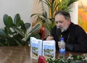 Стоїть в черзі бабуся – скромна, тиха і непримітна. Та варто було їй сказати одну фразу, як в залі запанувала тиша…