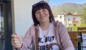 – Для доньок тут спину гнеш? Я теж така дурна була, поки не захворіла. Місяць провалялася в італійській лікарні, а діточки тільки раз подзвонили