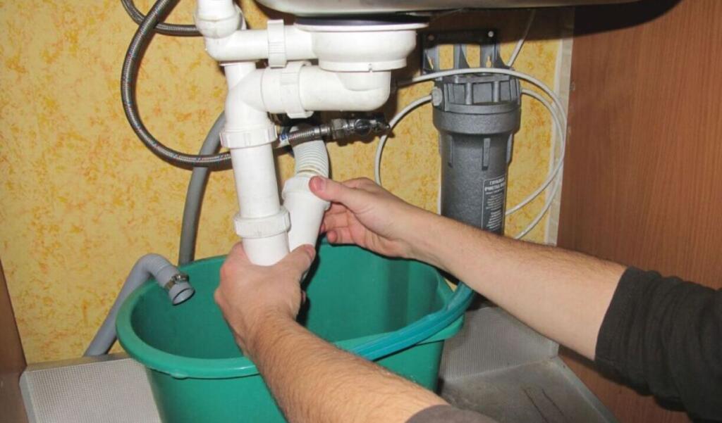 почему вода булькает. почему вода булькает. при сливе воды в унитазе булькает. забилась труба в раковине. почему вода булькает.