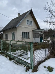 — Ми побудуємось тут. На вашій ділянці. Це єдиний варіант, — сказала так рівно, ніби читала з паперу.   — Тут картопля буде. Ми ж щойно посадили. І помідори