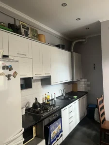 У нас раптово почали зникати продукти та побутові засоби вдома. А згодом – моя косметика та прикраси. Як виявилося, злодюжка завелася у родині не дарма. І ми самі їй дали ключі на свою голову!