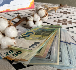 – Мамо, нам треба допомога. Машина ламається, кредит тисне. Вишли ще гроші, – просила донька