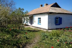 Минуло вже 12 років відтоді, як не стало Юлі. А я все одно не міг відпустити той день. Мені вже тридцять, я живу в місті, працюю, а всередині все стоїть на місці.