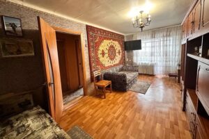 – Тільки відкрий рота при Насті – і я скажу, хто ти є насправді, – прошипіла Олена, стискаючи в руці ключі так, що вони врізались у долоню. – Не смій валити дочці весілля.