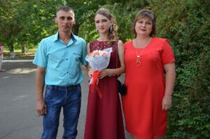 Ірині Михайлівні Іван одразу не сподобався, але вона не могла піти проти волі доньки. Згодом Іван став все частіше затримуватися на роботі. На всі огляди та здачу аналізів Віра ходила одна. Навіть на визначення статі чоловік не приїхав.