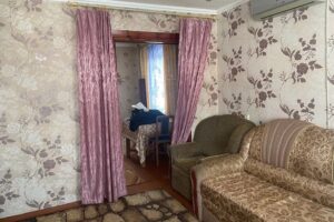 – Твої батьки оплатять весілля? – спитав Віктор так буденно, ніби вже рахував чужі гроші.

Катя навіть не одразу зрозуміла, що саме її різонуло в цьому тоні.

– Ні.