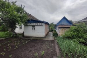 Я довго жила з відчуттям, що ми з чоловіком ніби б’ємося головою об стіну. Працюємо обоє багато, втомлюємося страшенно, а толку ніби й немає.

Жили ми вшестеро в одній квартирі: я, чоловік, син, мої батьки і бабуся.