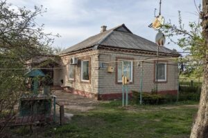 Я виросла в сім’ї, де спокій був рідкістю. Батьки любили гулянки більше, ніж тихе домашнє життя, а мене часто рятувала бабуся.

Коли в домі не було грошей, все було більш-менш тихо.