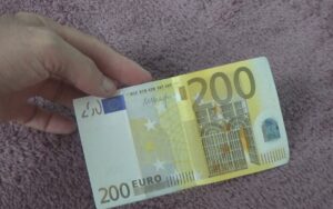 – А коли ти збираєшся 200 євро повертати? – Я й не зрозуміла, про що йдеться, пів року тому повернула борг