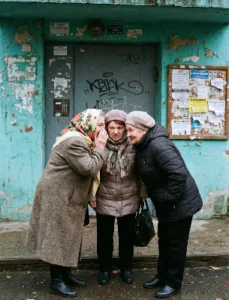 – Це хто в тебе, Галино Іванівно, пакети тягає? Нова доглядальниця?

– Це моя онука.

– Онука? Та не сміши. Твого сина ти двадцять років людям “вигнала”. Тепер і онука знайшлася?