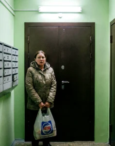 – Замки я вже змінив. Свої гроші несеш не в дім – живи там, куди їх носиш.

Надя навіть пакет на підлогу не поставила.

– Відчини двері ширше. Це, між іншим, і моя квартира.
